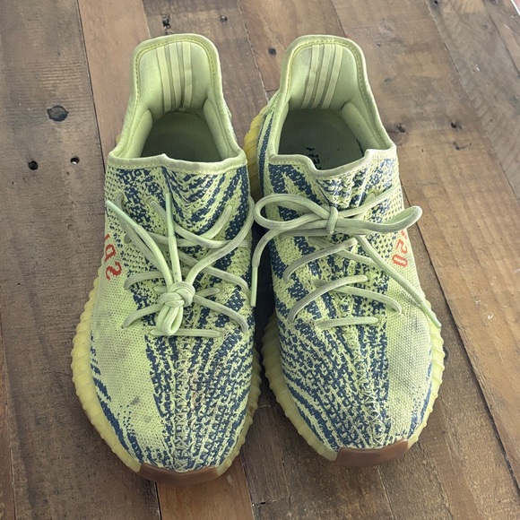 Adidas Yeezy Boost 350 V2 sneakers in the "Semi Frozen Yellow" colorway - Picture 2 of 8
